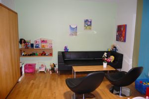 Det ene besøksrommet er innredet spesielt med tanke på barnebesøk.